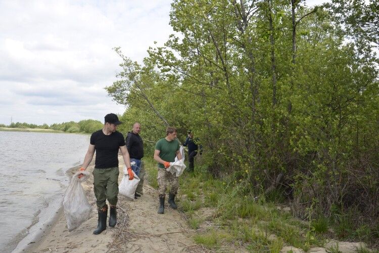 Прибрали сміття біля одного з Шацьких озер