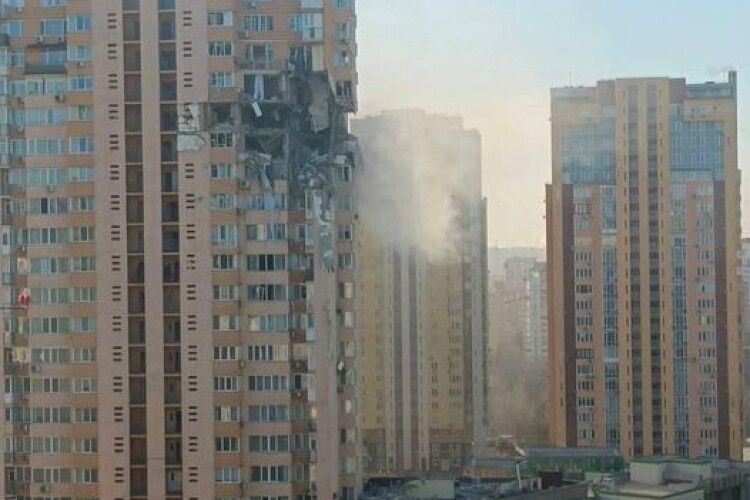 Російські загарбники відкрито гатять по київських висотках (Фото)