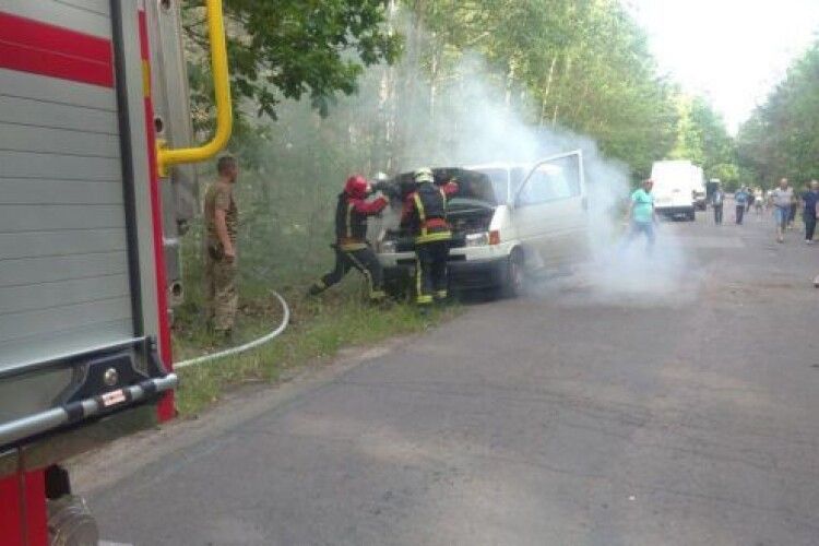 На Рівненщині авто загорілось під час руху