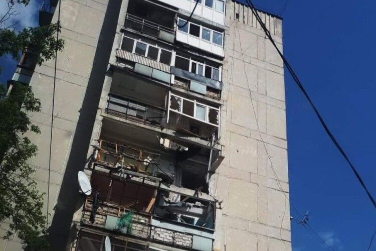 У Сєвєродонецьку росіяни обстріляли завод «Азот», у Лисичанську – будівлі поліції та пошти: є поранені та загиблі