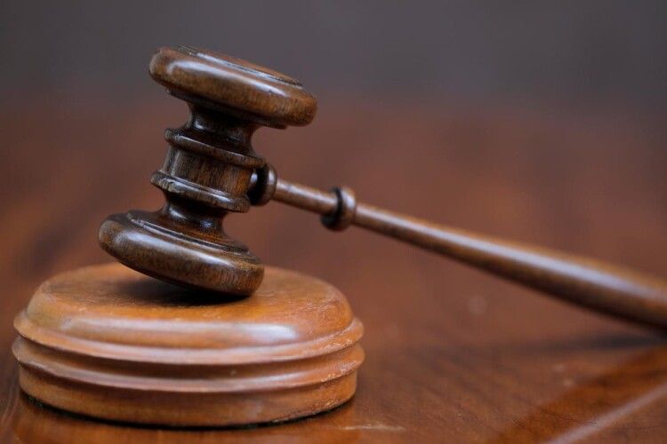 В Маріуполі 61-літній дідуган розбещував шестирічну доньку своїх друзів
