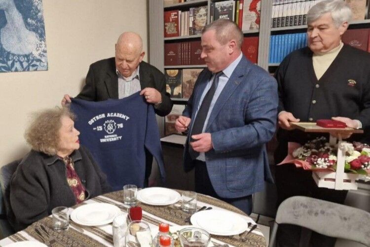 Сусіди-рівняни вручили Ліні Костенко мантію та перстень Острозької академії