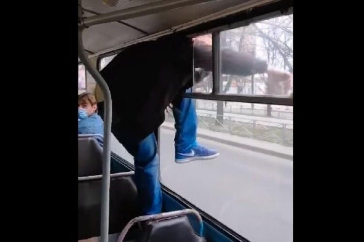 Пасажир втік через вікно тролейбуса, щоб не платити за проїзд (Відео моменту)