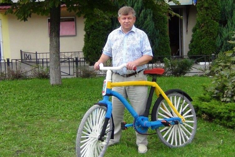 Сiм кiлометрiв ниток знадобилося українцю для створення точної копiї велосипеда