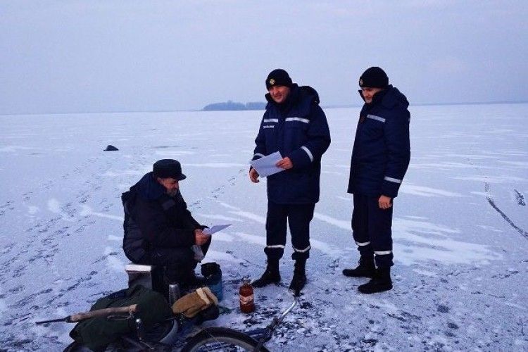 Шацькі водолази нагадали місцевим «пінгвінам» глибину Світязя (фото)