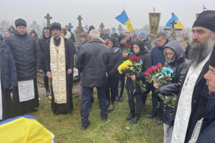 Плакали священники: на Волині попрощалися з молодим захисником України