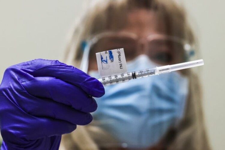 Працівник Укрпошти вимагає мільярд євро компенсації за примусову вакцинацію