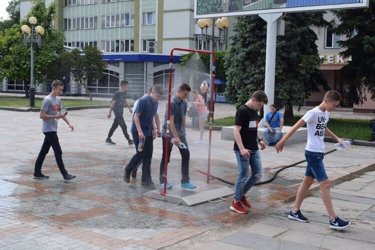 На рівненський Майдан Незалежності повертаються струмені тонкорозпиленої прохолодної води