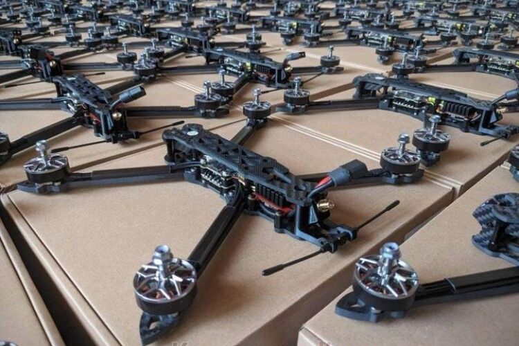 Сільська громада на Ковельщині закупила для земляків на фронті 50 дронів «Бджола»