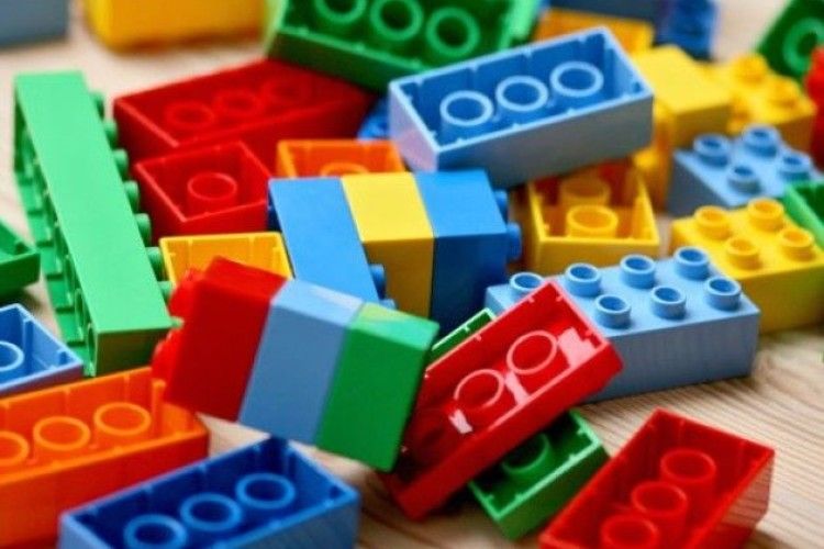 Більше п`ятнадцяти тисяч комплектів конструкторів «LEGO» отримала Волинь як дидактичний матеріал першокласникам