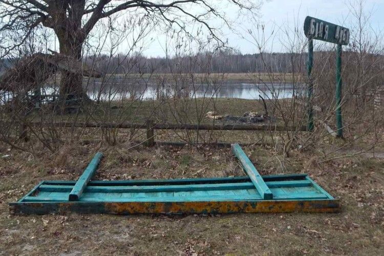 У нацпарку на Волині вандали нищать інфраструктуру заповідного фонду