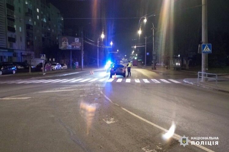 У Луцьку на пішохідному переході жінка потрапила під колеса автівки