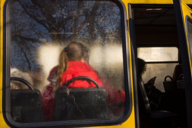 Водій маршрутки викинув пенсійне пасажирки у вікно: момент потрапив на камеру (Відео)