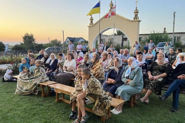 На стінах храму на Волині влаштували кінопокази під відкритим небом