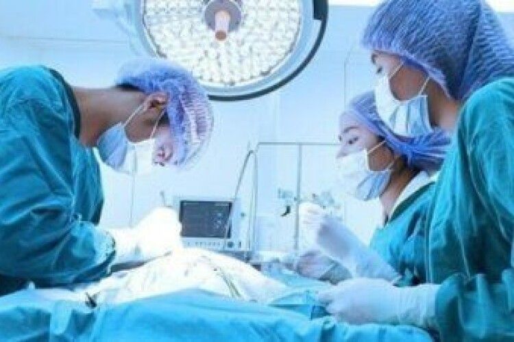 Львівські медики видалили 2-кілограмову пухлину з тіла новонародженого