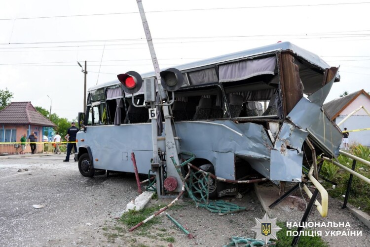 У швидкісний потяг врізалася… маршрутка з пасажирами