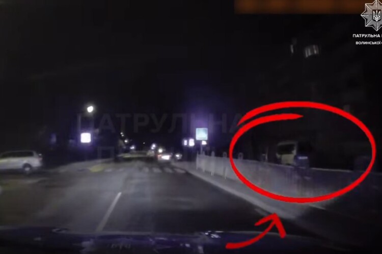 На Волині в комендантську годину водій залишив авто і утікав від патрульних