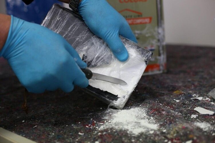 Сержантка поліції викрала з речових доказів пів кіло кокаїну й розгорнула торгівлю ним