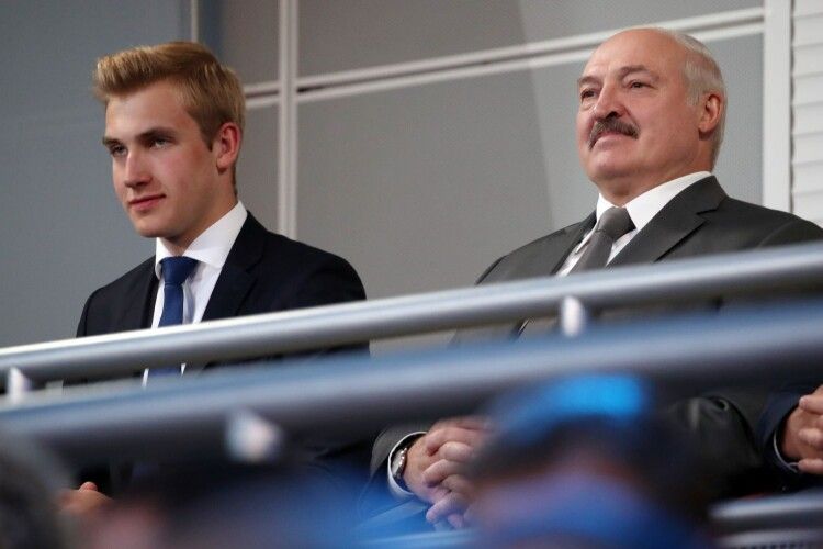Син Лукашенка на випускний одягнув синій костюм, його супутниця – жовту сукню (Фото)