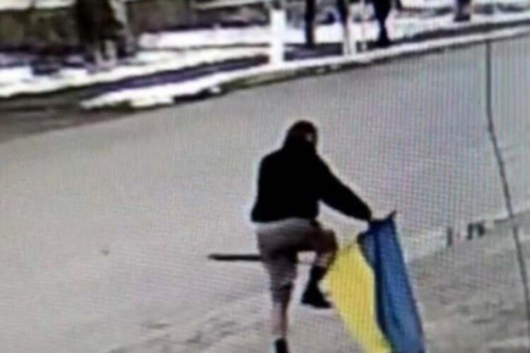 Чоловіка затримано за наругу над прапором України (Фото)