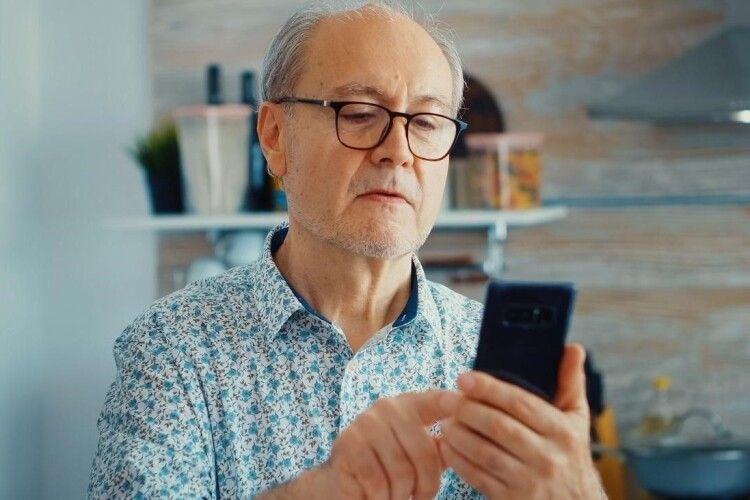 Мобільні тарифи для пенсіонерів: як заощаджувати без втрати якості зв’язку