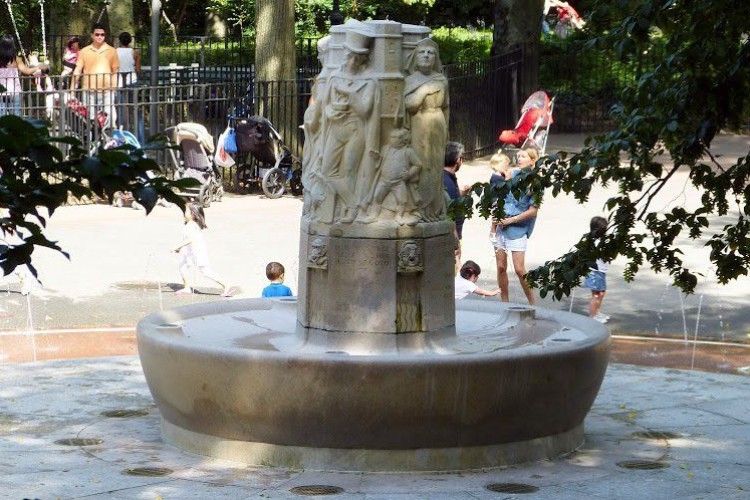 Окраса Манхеттену – фонтан присвячений рівнянці