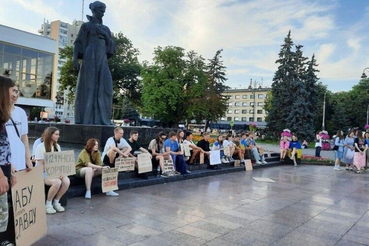Молодь Волині протестує – і Зеленський дає задню
