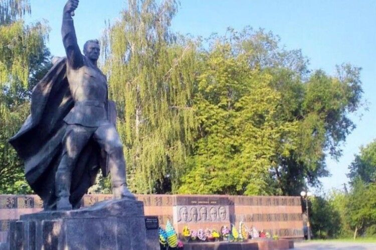 Чому в Ковелі наразі не можуть демонтувати радянські пам'ятники