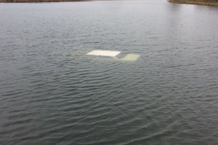 На Горохівщині ВАЗ в'їхав в озеро, водій потонув (Фото)