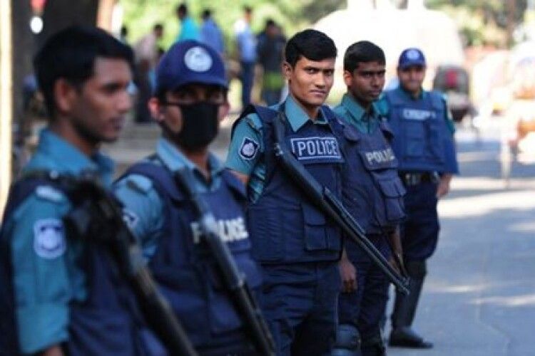 Шістьом затриманим у Бангладеш українцям інкримінують пограбування банкомата у складі ОЗГ та спротив представникам поліції 