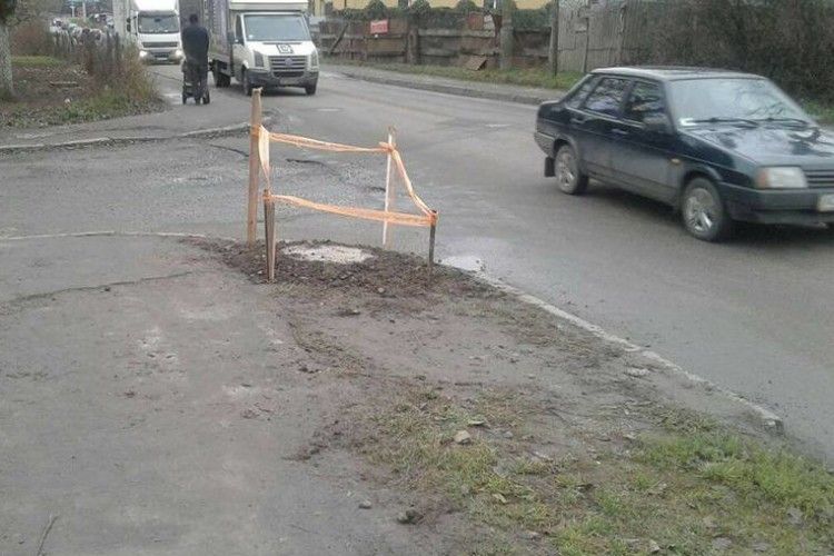 Після припису муніципалів, кришка каналізаційного люку знайшлася миттєво
