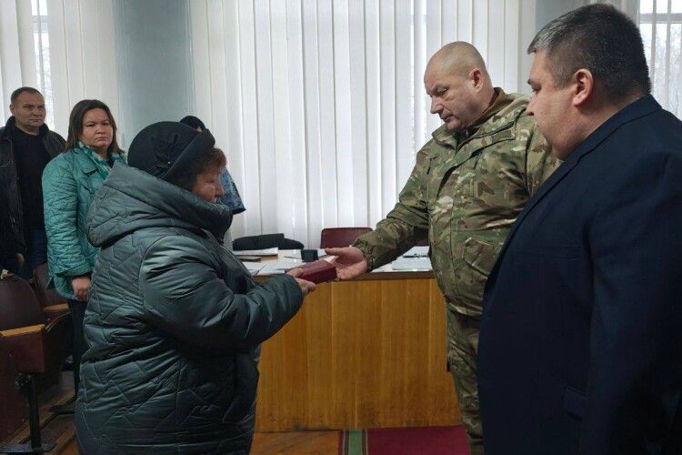 Мамі полеглого Воїна з Волині вручили посмертну нагороду сина