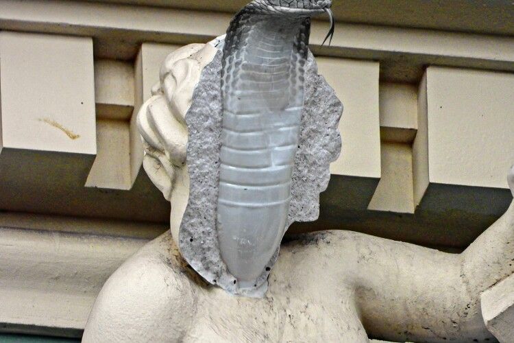 В Одесі від скульптури зі старовинного будинку відпала частина обличчя. Усередині була пляшка 