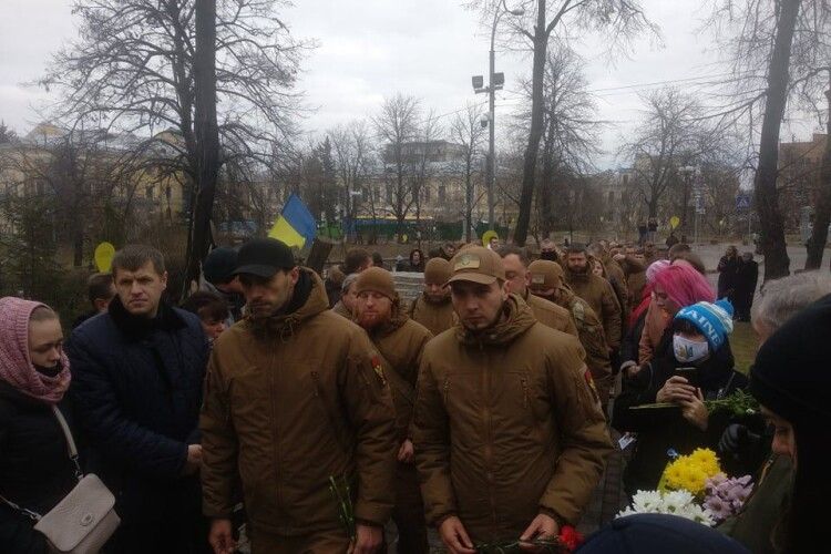 «Ганьба малоросам!» – Зеленського і Єрмака зустріли на Алеї Героїв Небесної Сотні (Фото, відео)