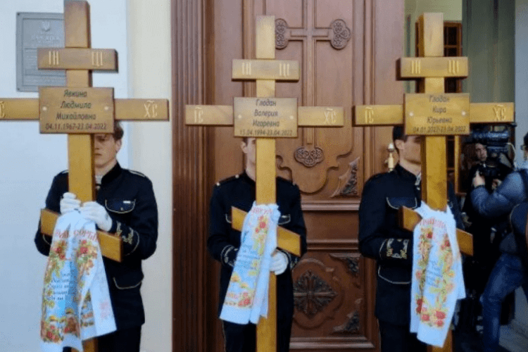 В Одесі попрощалися із 3-місячною Кірою, її мамою і бабусею, які загинули внаслідок удару ракети росії (Фото)
