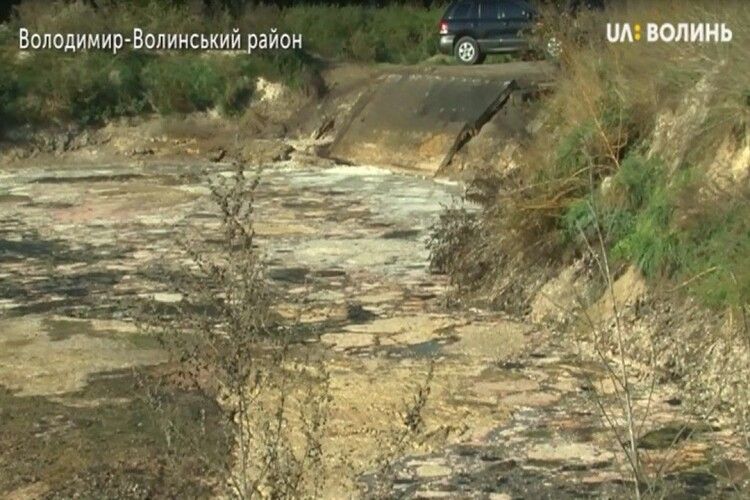 У Володимирі місцеві жителі показали, як потік нечистот тече у землю. На птахофабриці кажуть: це технічна вода