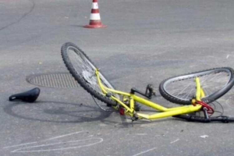 На Рівненщині легковик збив дитину на велосипеді