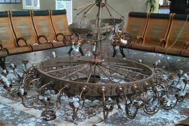 У Херсоні на вокзалі впала величезна люстра (Фото)