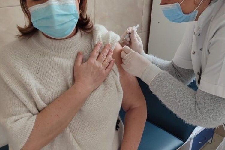 Головний санітарний лікар Волині отримала бустерну дозу вакцини від COVID-19
