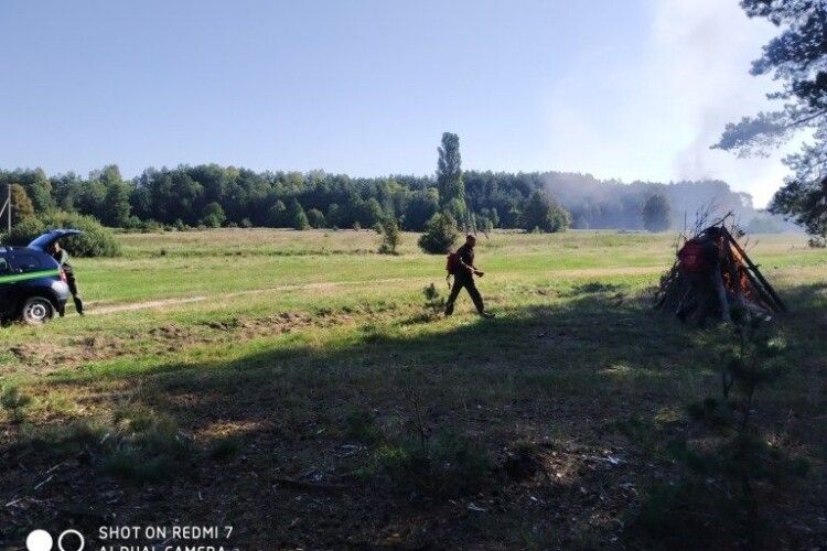 Кілька бригад надзвичайників «рятували» від пожежі ліс на Ратнівщині (фото)