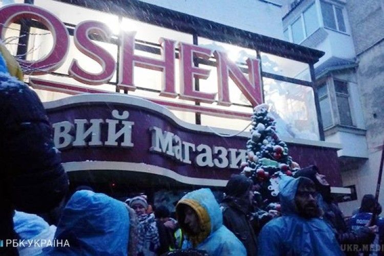 Прихильники Саакашвілі розгромили магазин «Рошен» поблизу СІЗО СБУ