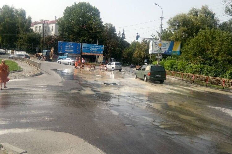 У Луцьку затопило перехрестя: район без води (Фото)