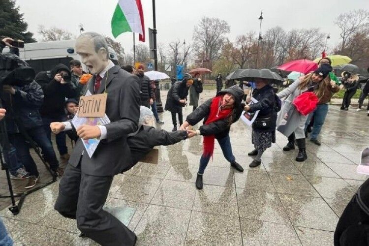 У Варшаві під посольством Угорщини активісти «витягали Орбана з дупи путіна»