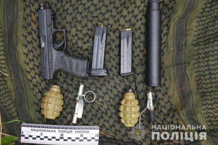 Нападник на депутата Волинської облради зброю заховав у лісі