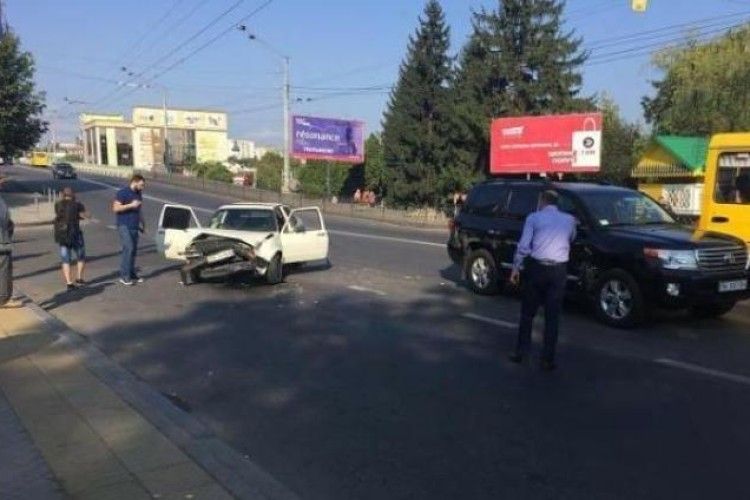 У Рівному джип в’їхав у машину з дитиною