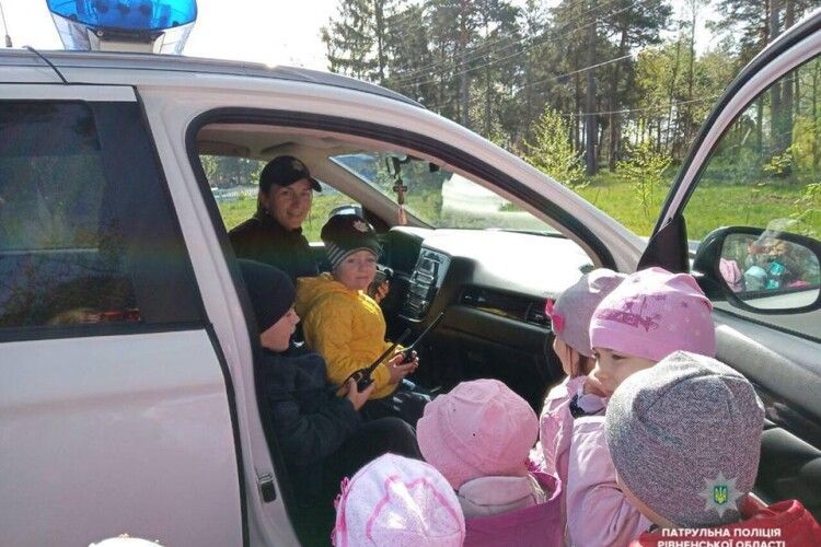 У Сарнах дошкільнята відібрали у патрульних рації та кашкет і взяли в облогу службову автівку (фото)