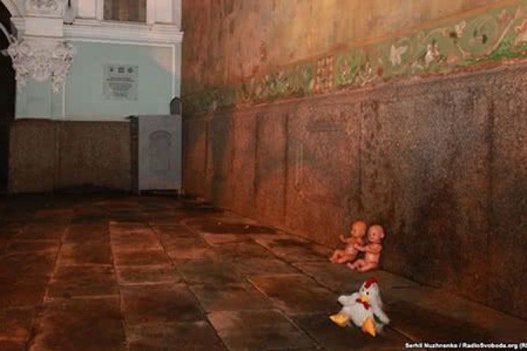 У Києво-Печерській лаврі протидіяли акції #принесиляльку