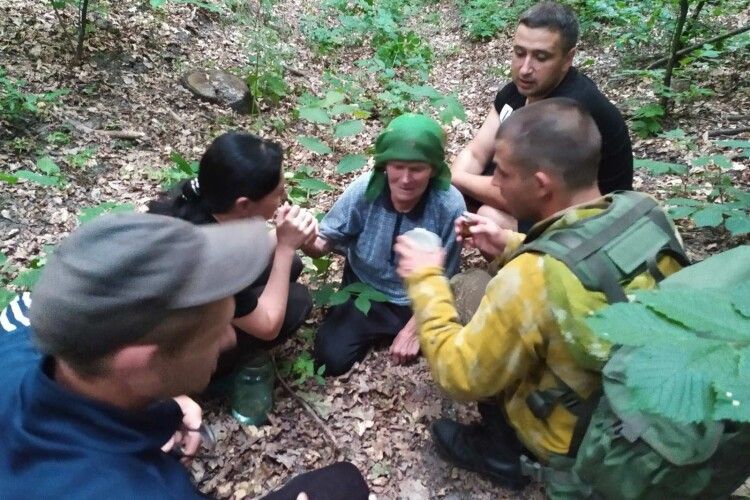 Бійці ДСНС зі службовими псами розшукали 70-річну жінку, яка цілісіньку ніч провела сама у лісі