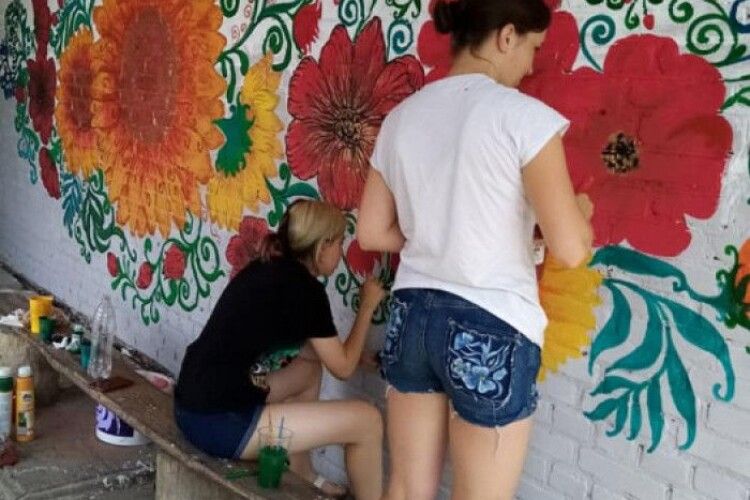 На Горохівщині прибрали і розмалювали зупинку (Фото)