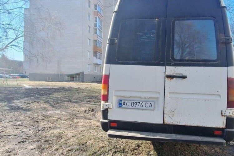 Замість газонів – багнюка: у Луцьку водія оштрафували за паркування на зеленій зоні